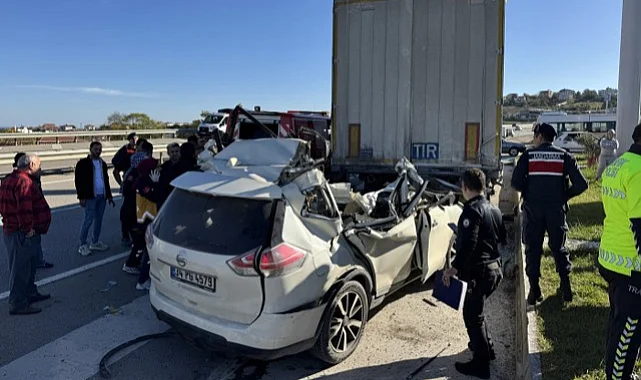 Sinop'ta Otomobil Tıra Çarptı: 1 Kişi Hayatını Kaybetti