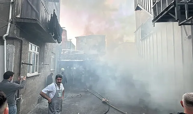 Ümraniye Tepeüstü'nde Korkutan Yangın: Bir İşçi Dumandan Etkilendi