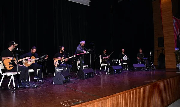 Vezirköprü'de Eğitim-İş'ten 24 Kasım Öğretmenler Günü Konseri