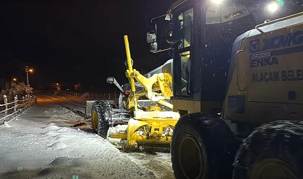 Alaçam'da Kar Mesaisi: Ekipler Yolları Açık Tutmak İçin Sahada
