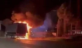 Amasya'da Kamyon Yangını: Plastik Halı Yüklü Araç Alevlere Teslim Oldu