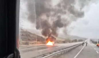 Ankara Baykuş Boğazı'nda otomobil yangını: Araç tamamen kullanılmaz hale geldi