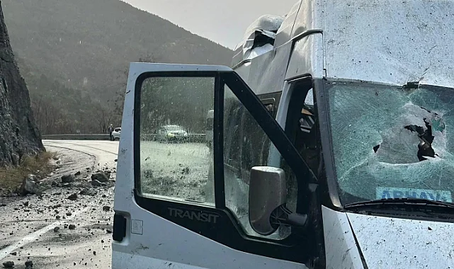 Artvin'de Minibüse Kaya Düştü: Facia Kıl Payı Önledi