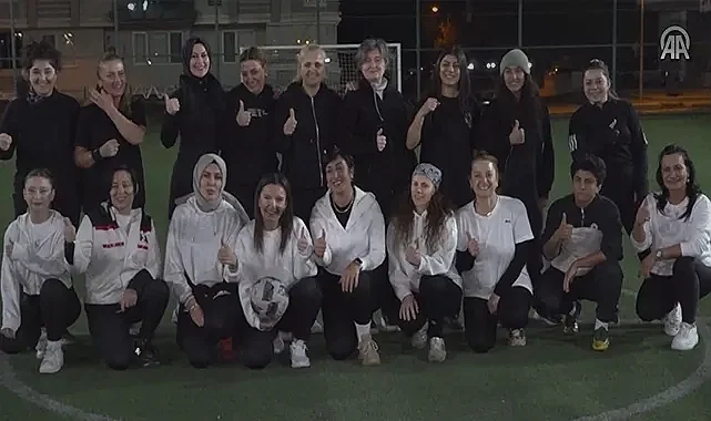 Atakum'da Farklı Mesleklerden Kadınlar Halı Saha Maçı Yaparak Stres Atıyor
