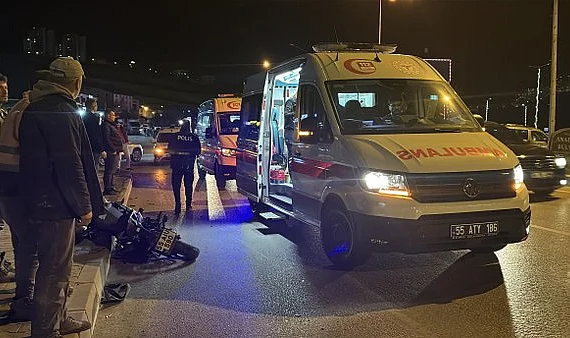 Atakum'da Kavşak Kazası: Hafif Ticari Araçla Çarpışan Motosikletteki 2 Genç Yaralandı