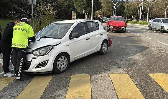 Atakum'da Zincirleme Kaza: İsmet İnönü Bulvarı’nda 3 Araç Çarpıştı, 1 Yaralı