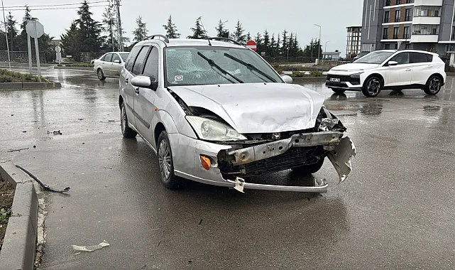 Atakum Toybelen’de Kavşak Kazası: İki Otomobil Çarpıştı, 2 Yaralı!