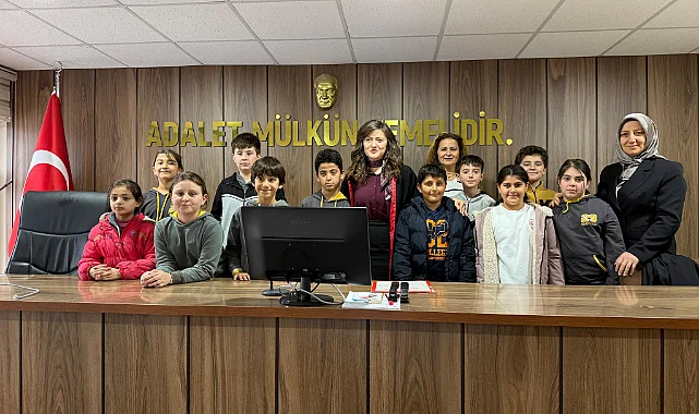Bafra Adalet Sarayı'nda Minik Ziyaretçiler: Öğrenciler Hakim ve Savcılarla Buluştu