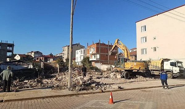 Bafra'da 5 Yılda 64 Metruk Yapı Yıkıldı: Güvenlik Önlemleri Sürüyor