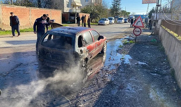 Bafra'da Seyir Halindeki Otomobil Alev Alev Yandı