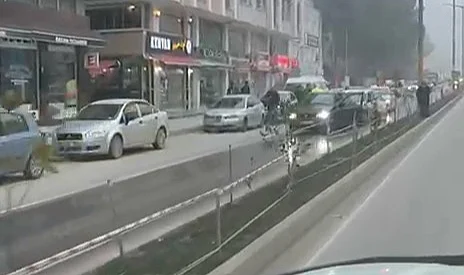Boyabat'ta Kaygan Madde Kazaya Yol Açtı: 3 Araç Çarpıştı