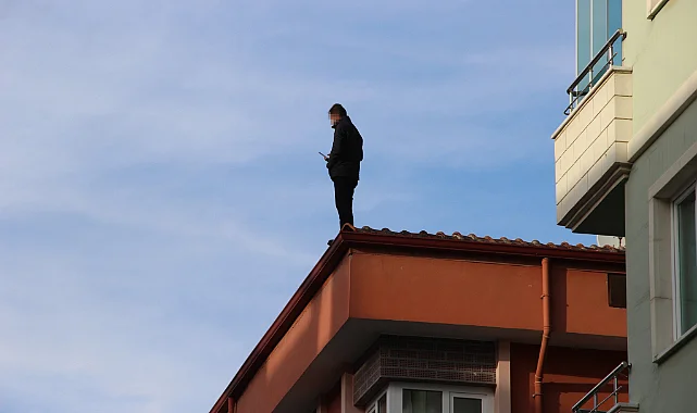 Çorum'da İntihar Girişimi: İl Emniyet Müdürü Saatler Süren Çabayla Şahsı Çatıdan İndirdi 
