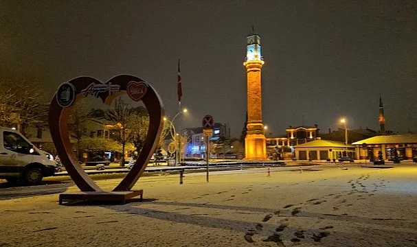 Çorum'da Kar Yağışı Etkili Oldu: Ulaşımda Aksamalar Yaşanıyor