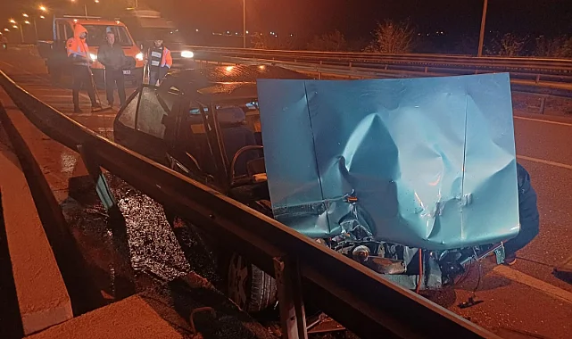 Çorum'da Korkutan Kaza: Otomobil Bariyerlere Çarptı, Yaralı Sürücü Hastaneye Kaldırıldı