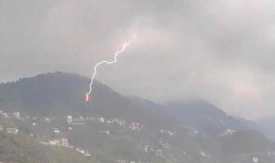 Doğu Karadeniz’de Gök Gürültüsü Ve Şimşekler Gökyüzünü Aydınlattı