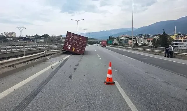 Hatay’da Fırtına Seyir Halindeki Tırları Devirdi