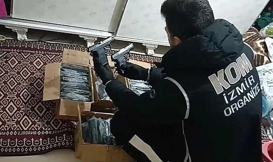 Karabağlar’da 4 Adrese Baskın: Silah Ticareti Yapan Şüphelilerden Biri Tutuklandı