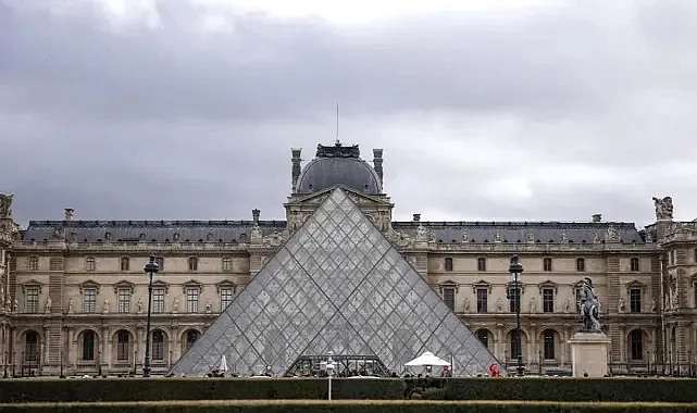 Louvre Müzesi’nde Su Sızıntısı: Nadir Kitaplar Hasar Gördü
