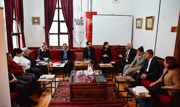 OMÜ’den Kalplere Dokunan Söyleşi: Elimi Tutmak İster Misin?