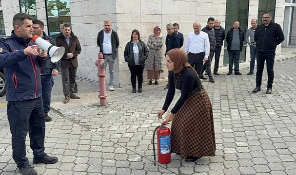 Samsun Adliyesi’nde Yangın Söndürme Tatbikatı: Personele Uygulamalı Eğitim Verildi
