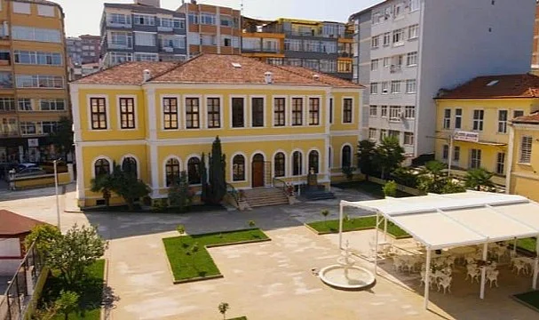 Samsun'da 100 Yıllık Gelinlikler Tarihi Binada Sergileniyor