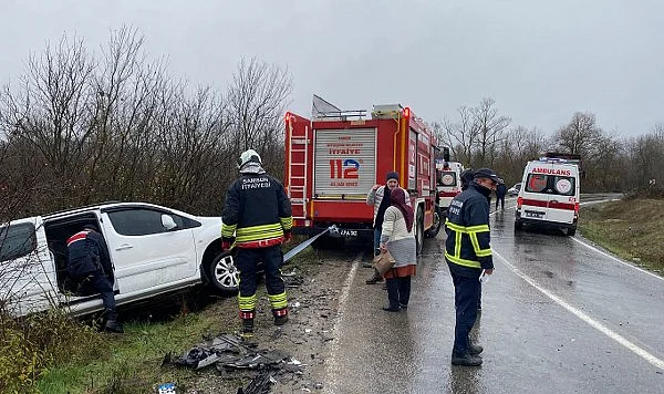 Samsun'da Hafif Ticari Araç Kamyona Çarptı: 2 Yaralı