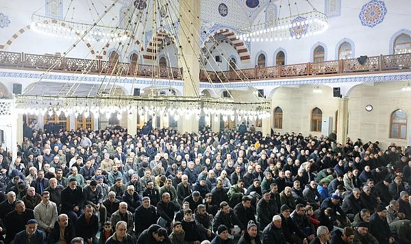 Samsun’da Regaip Kandili Maneviyatı: İlçelerde Eller Semaya Açıldı