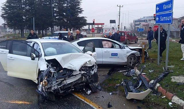 Samsun Ladik'te İki Otomobil Çarpıştı: 3 Yaralı