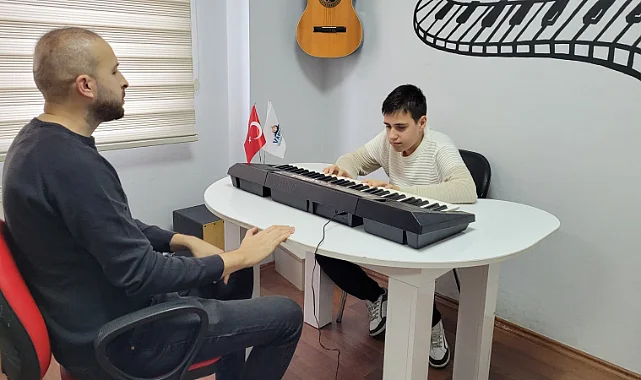 Samsunlu Otizmli Tarık Arda'nın Org Yeteneği Hayatını Değiştirdi