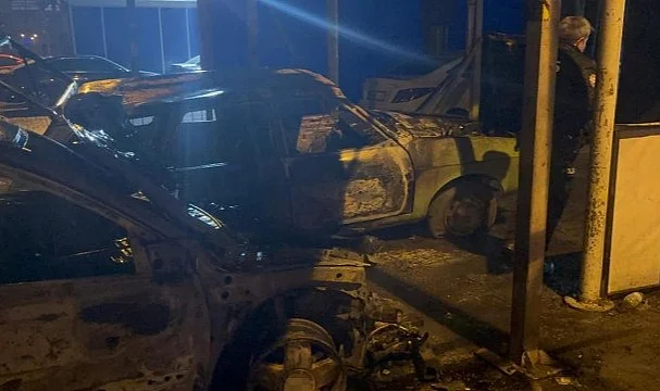 Sanayide Korkutan Yangın: 2 Otomobil Küle Döndü
