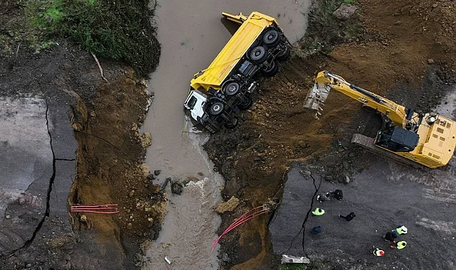 Sarıyer’de Yağış Nedeniyle Yol Çöktü İki Araç Dereye Düştü