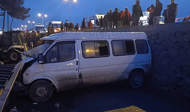 Sinop Boyabat'ta Servis ve Otomobil Çarpıştı: 1 Ölü, 10 Yaralı 