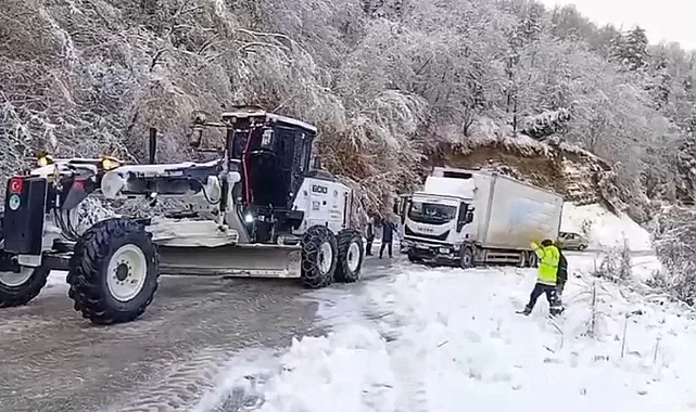 Sinop'ta Yoğun Kar Yağışı Ulaşımı Vurdu: 34 Köy Yolu Kapalı
