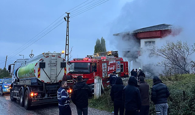 Tekkeköy'de Yangın: İki Katlı Bina Hasar Gördü