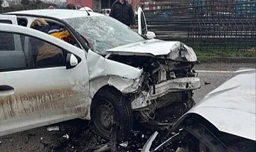 Terme'de Zincirleme Trafik Kazası: 3 Araç Çarpıştı, 6 Yaralı
