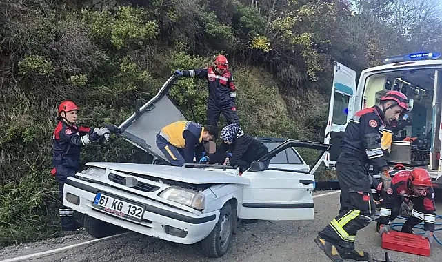 Trabzon'da Korkutan Kaza: Kaya Parçası Aracın Üzerine Düştü