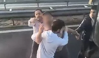 Trafikte öfke patlaması! Emniyet şeridini kullanamayınca aracı yumrukladı