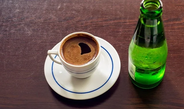 Türk Kahvesi Sonrası Soda Uyarısı: Uzmanlar Açıkladı, Mideyi Rahatlatmak Yerine Zorlayabilir!