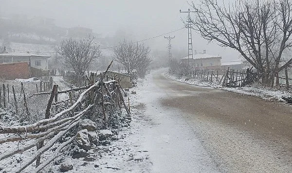 Vezirköprü'de Mevsimin İlk Kar Yağışı Başladı