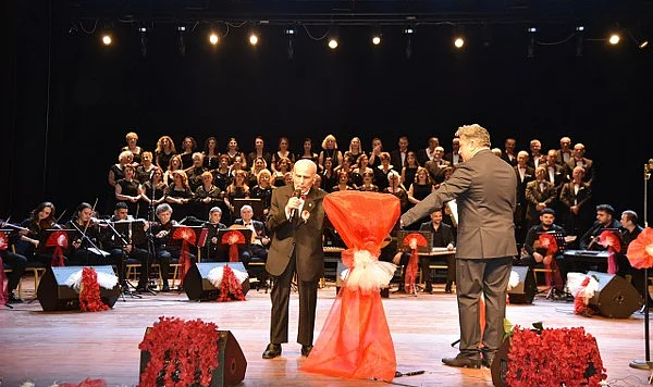 102 Yaşındaki Sanatçı Cevat Öztürk Ayakta Alkışlandı