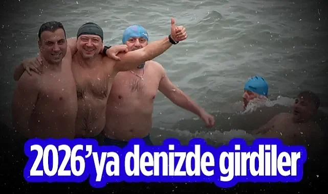 2026'ya Buz Gibi Başlangıç: Samsun'da Kar Yağarken Denize Girdiler