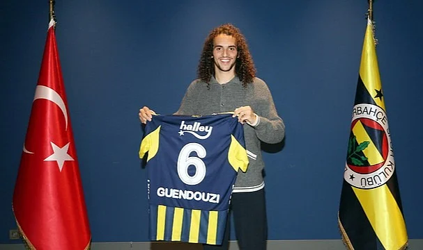 Akşam İtalya'da Sahadaydı Sabah İmzaya Geldi: Guendouzi Fenerbahçe'de