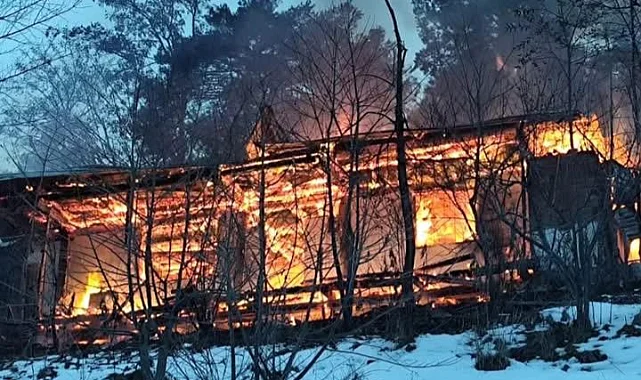 Artvin Şavşat'ta Yangın: Tek Katlı Ahşap Ev Küle Döndü