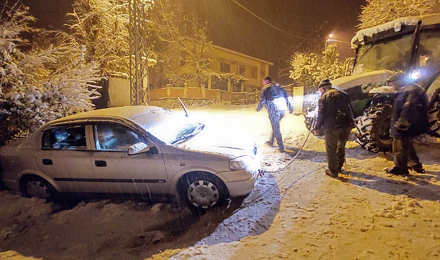 Asarcık'ta Kar Nedeniyle Mahsur Kalan Aracı Köylüler Kurtardı