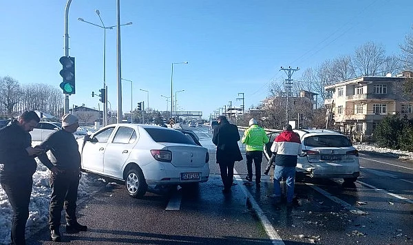 Çarşanba 'da İki Otomobilin Çarpıştığı Kazada 4 Kişi Yaralandı