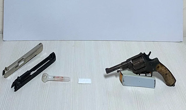 Havza'da İş Yerine Baskın: Uyuşturucu ve Silah Ele Geçirildi