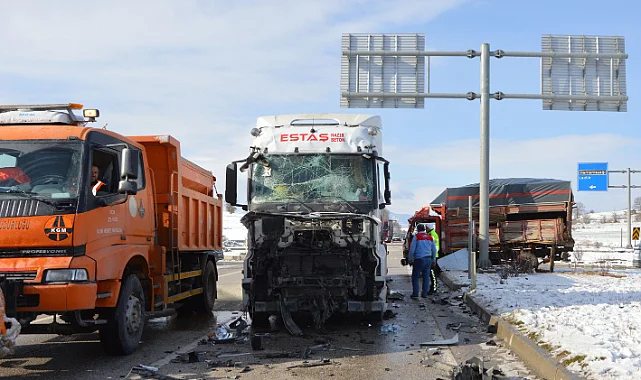 Havza'da Korkutan Kaza: Tır İle Kamyonet Çarpıştı