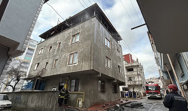 İlkadım'da Binanın Çatısı Alev Alev Yandı: Ekipler Seferber Oldu