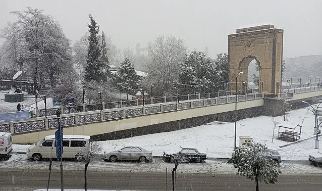 Kar Yağışı Çarşamba ve Asarcık'ı Beyaza Büründü