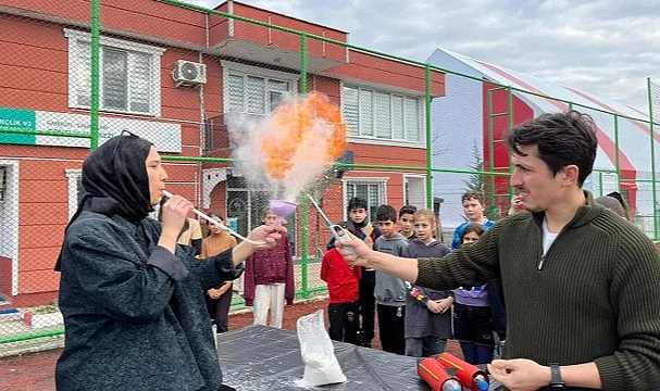 Salıpazarı Gençlik Merkezi'nde Bilim Rüzgarı: Gençler Deneylerle Öğreniyor